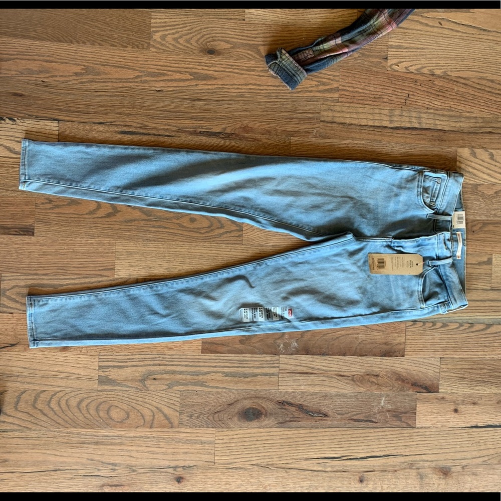 BRAND NEW 721 levi skinny jeans, never worn 26